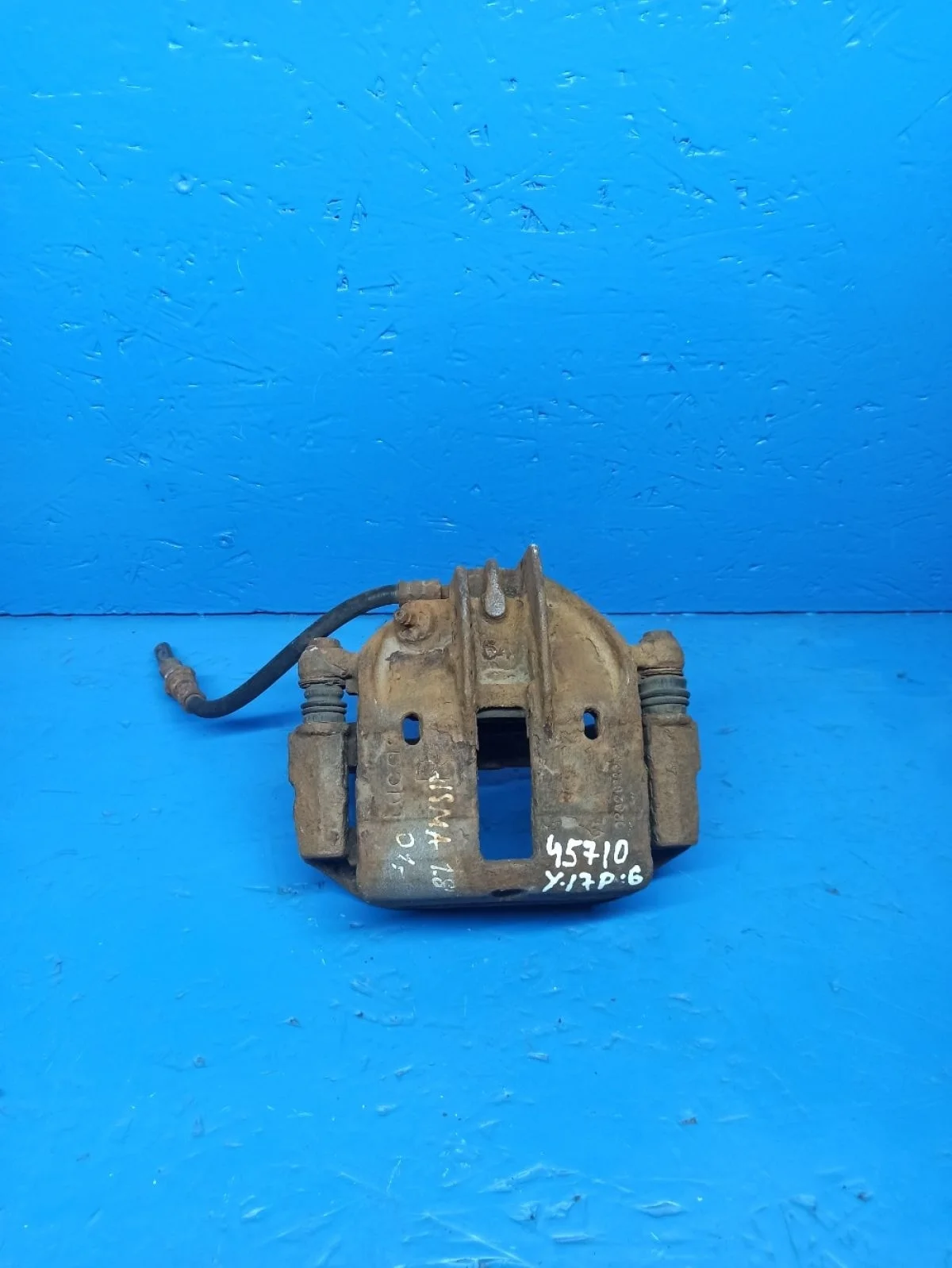 Суппорт тормозной передний правый Mitsubishi Carisma I (1995—1999)