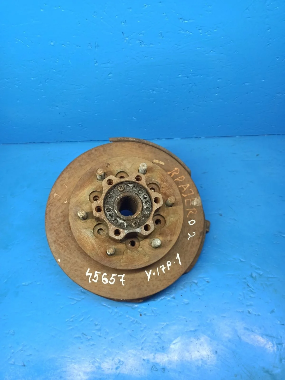 Кулак передний правый Mitsubishi Pajero II