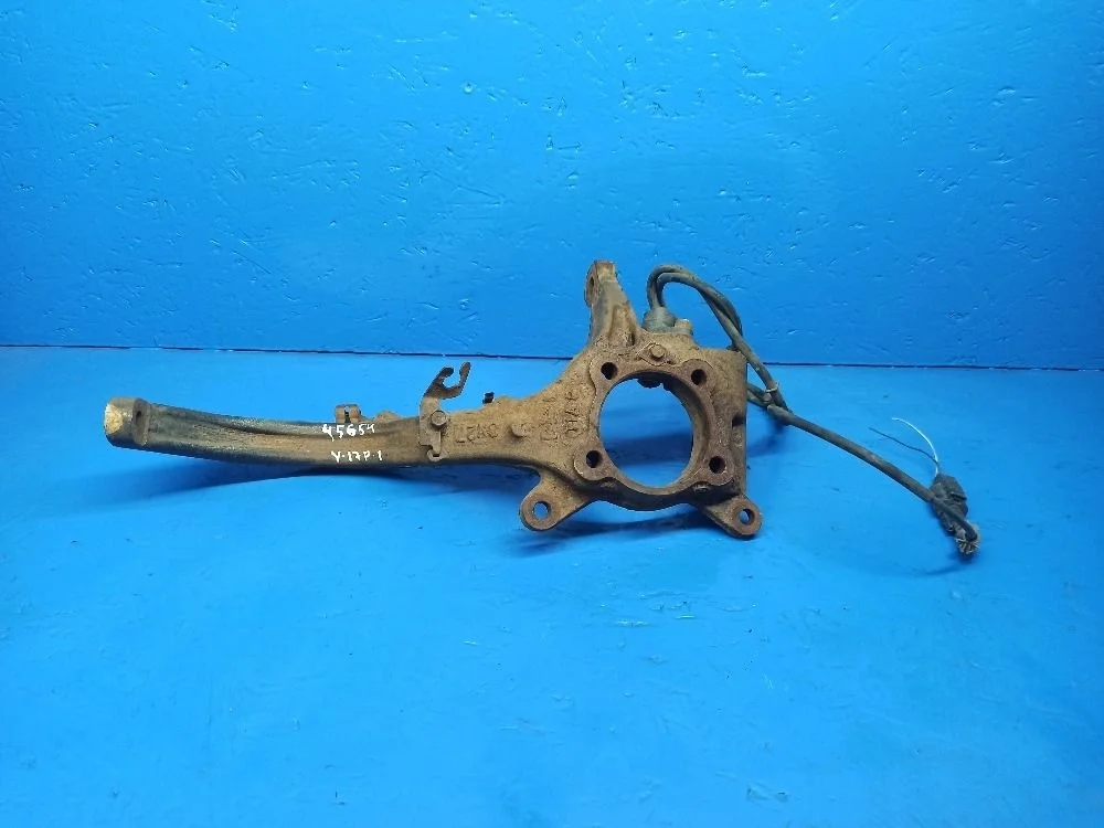 Кулак поворотный передний левый  Galant 8