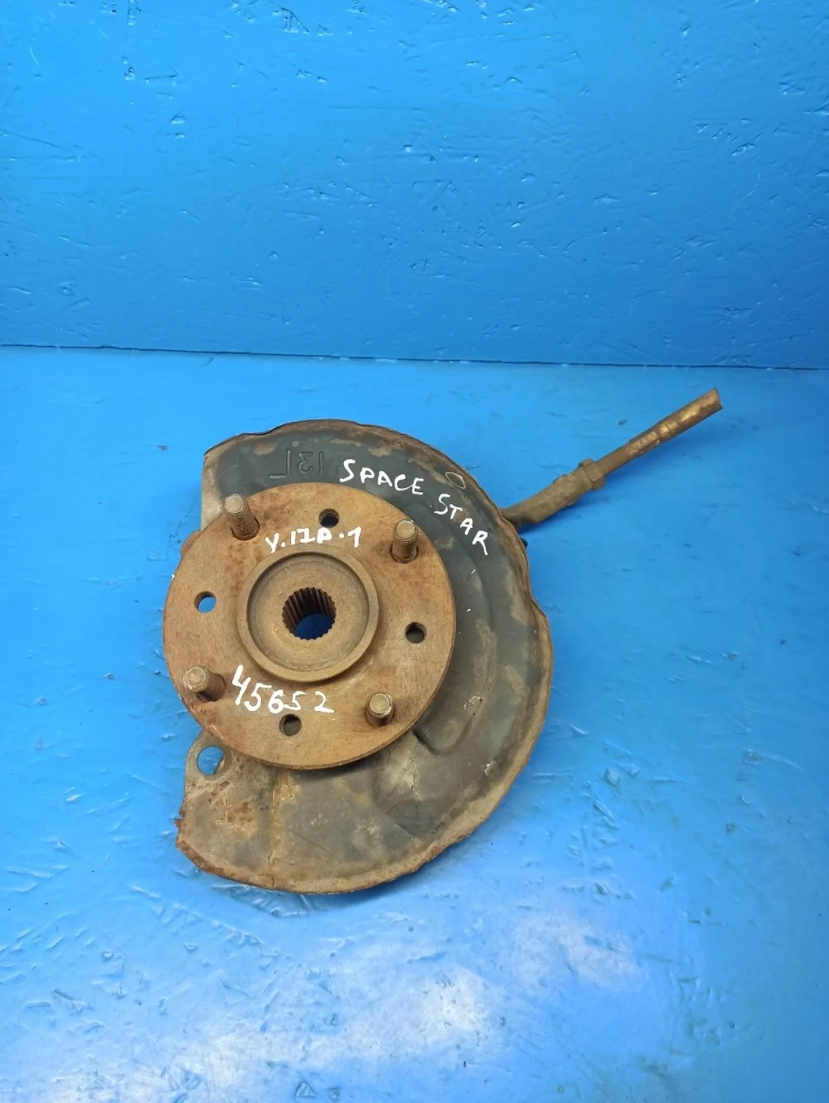 Кулак поворотный левый Mitsubishi Space Star I (1998—2002)