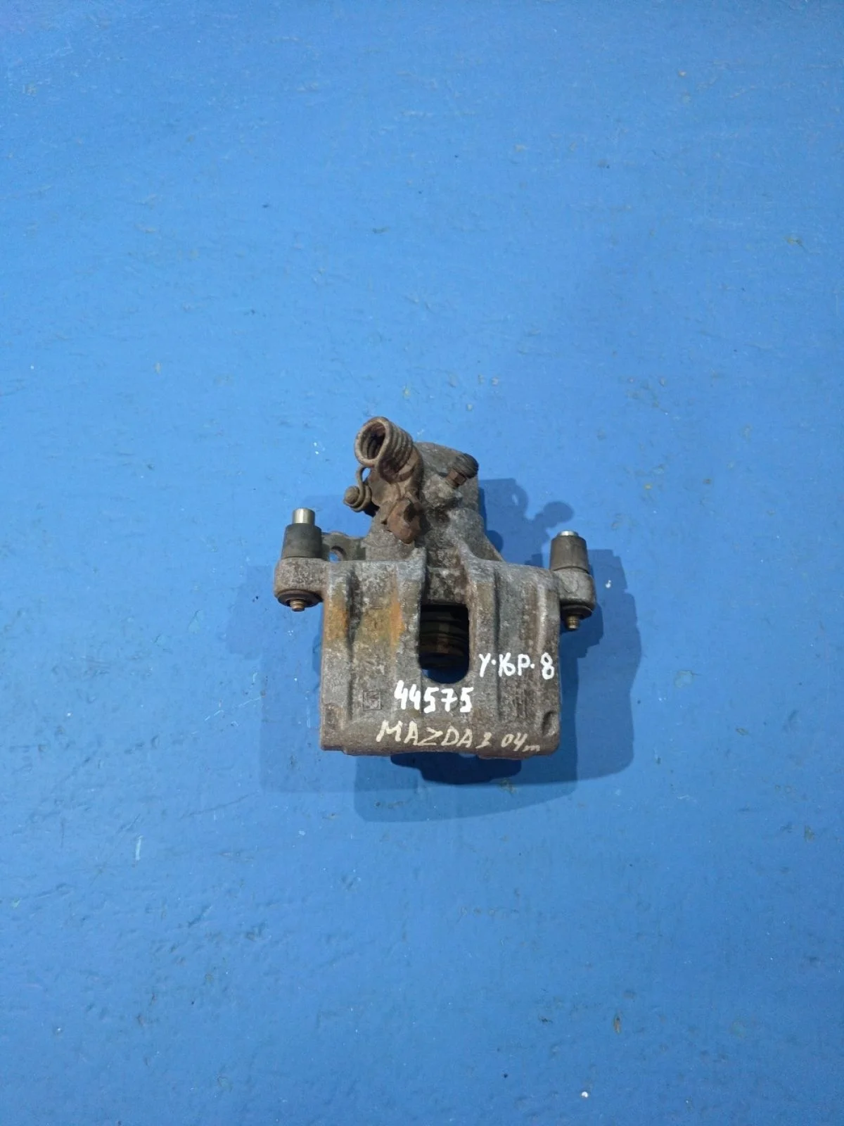 суппорт тормозной задний левый Mazda 3 BK