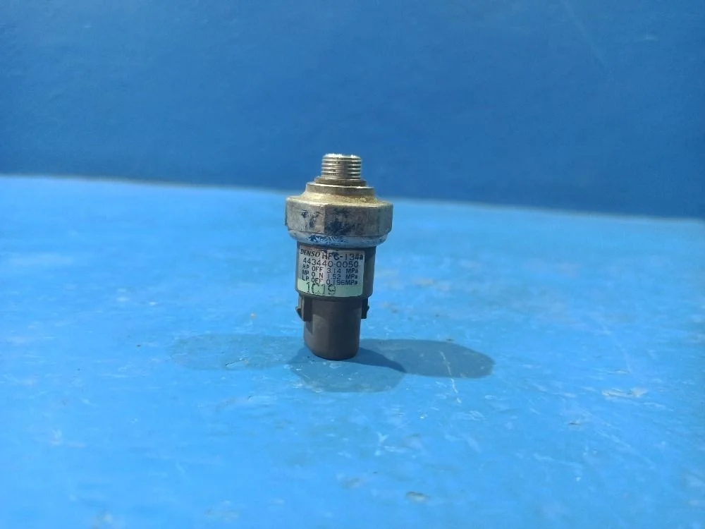 Датчик давления кондиционера Toyota RAV4 II (2000—2003)