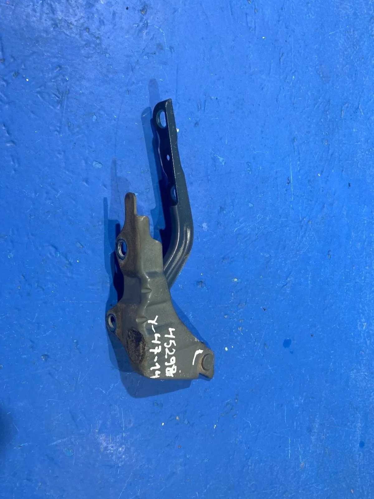 Петля капота левая для Kia Ceed 2012-2018