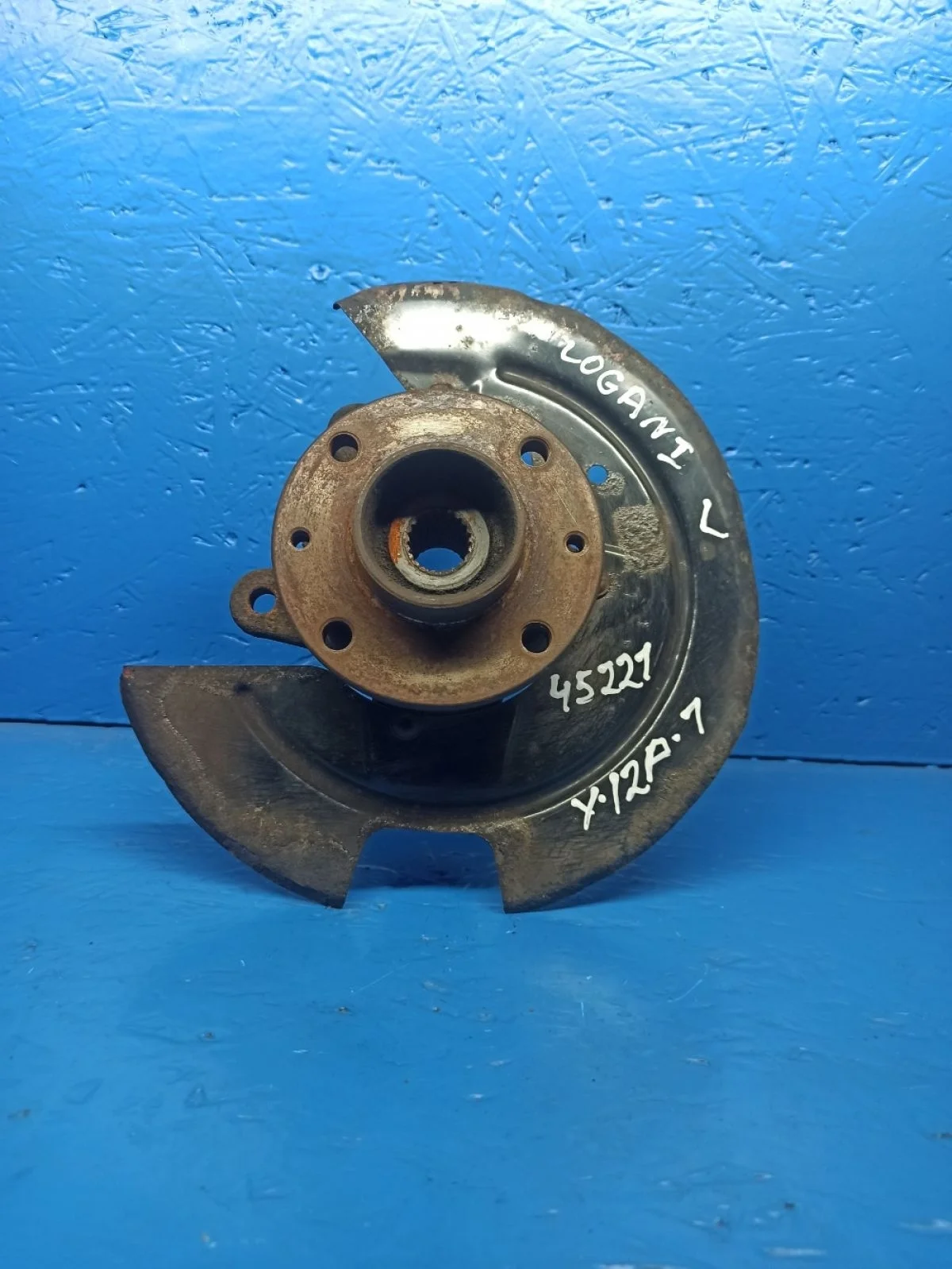 Кулак левый в сборе Renault Logan 1,  Sandero