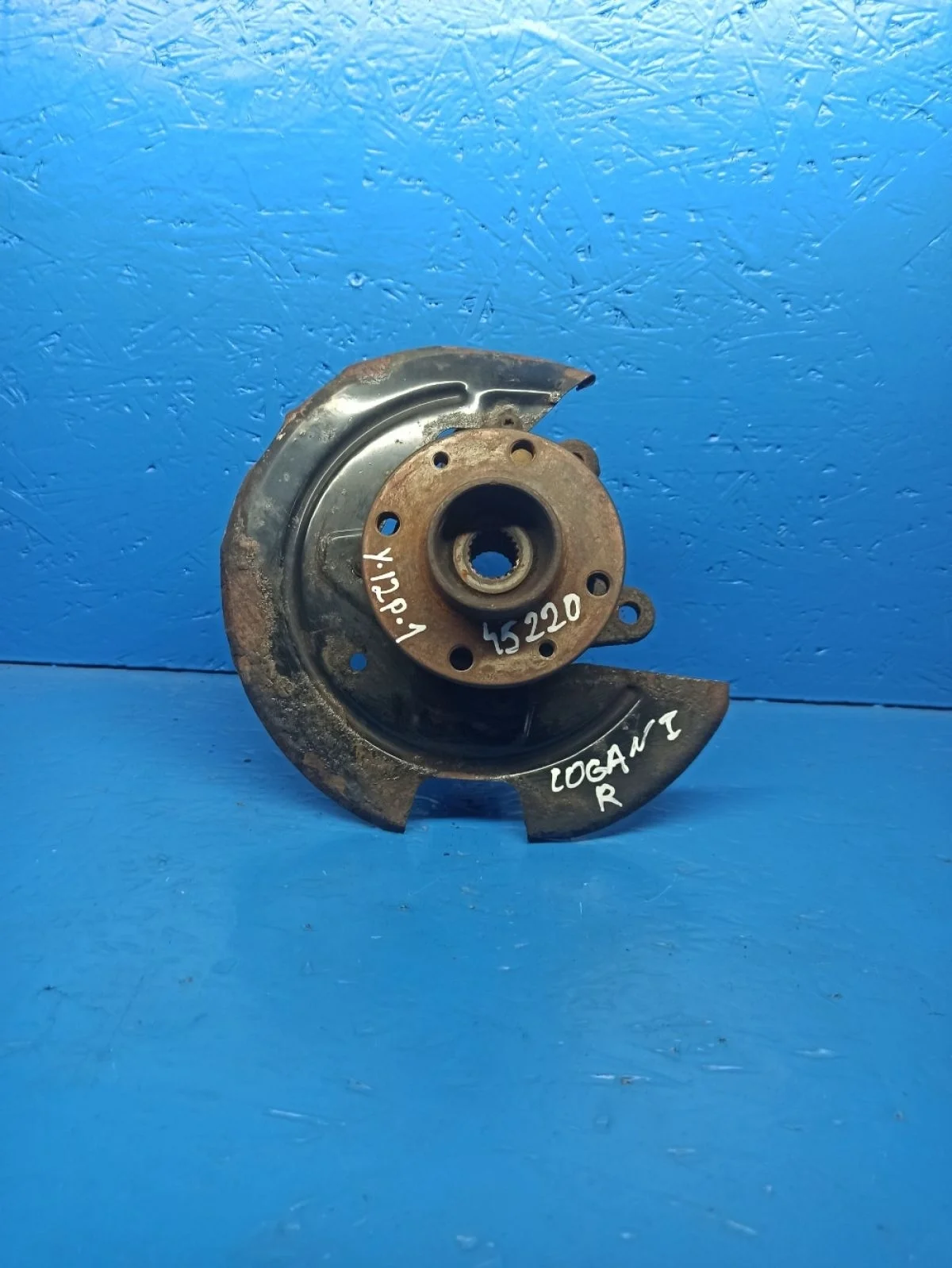 Кулак в сборе передний правый Renault Logan  1