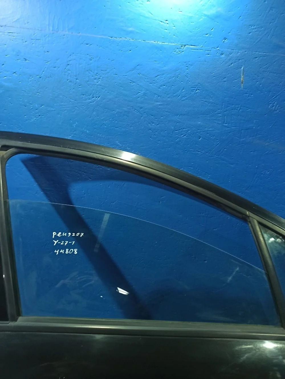 Стекло переднее правое Peugeot 207