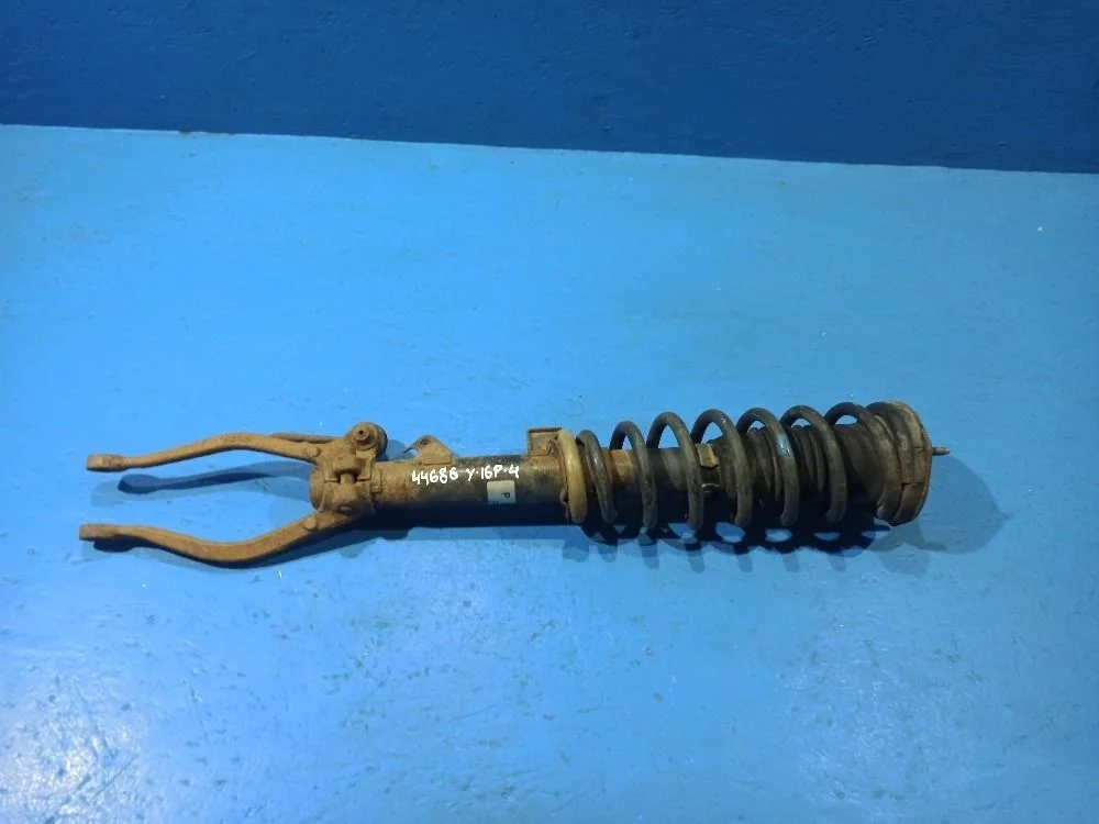 Амортизатор передний правый Mazda 6 GG LF 2003