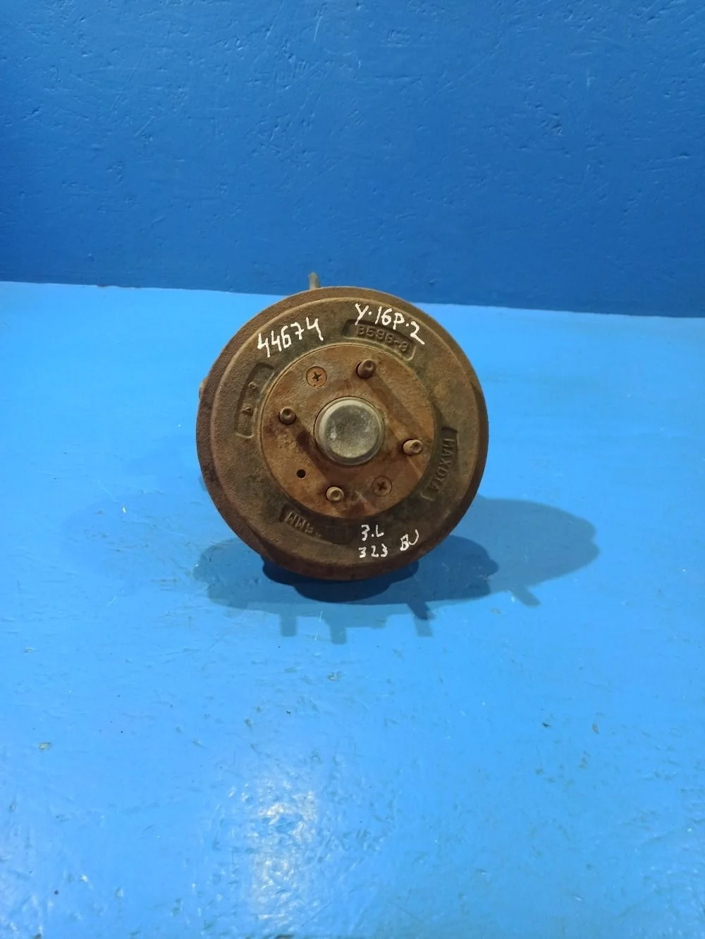 Кулак задний левый ( цапфа) Mazda 323 BJ (1998—2001)