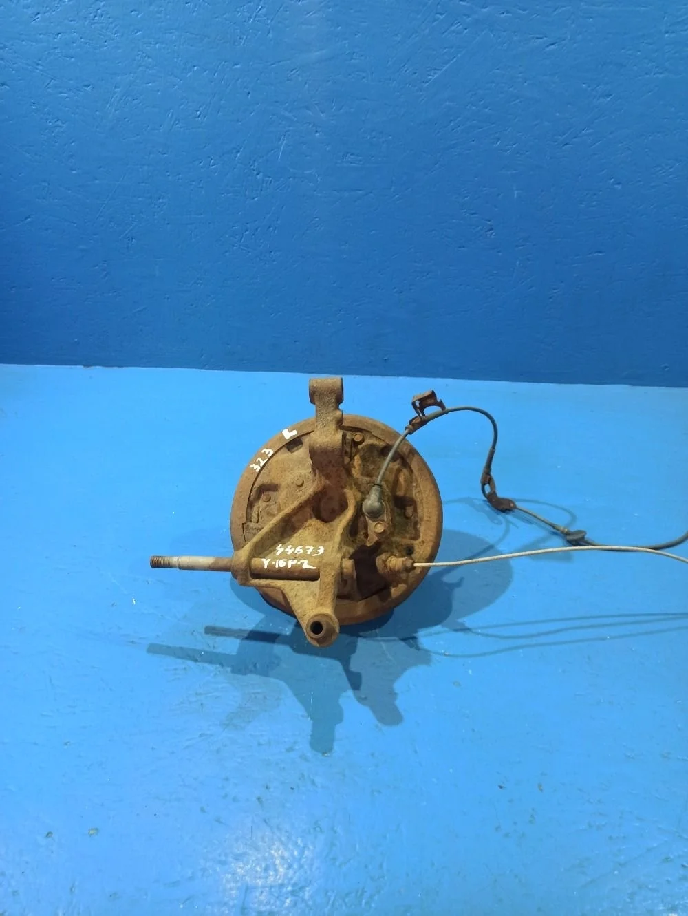 Кулак задний левый ( цапфа) Mazda 323 BJ (1998—2001)