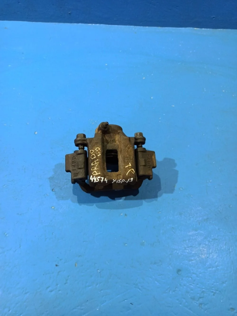 Суппорт тормозной задний левый Toyota Land Cruiser Prado 120 (2002—2007)