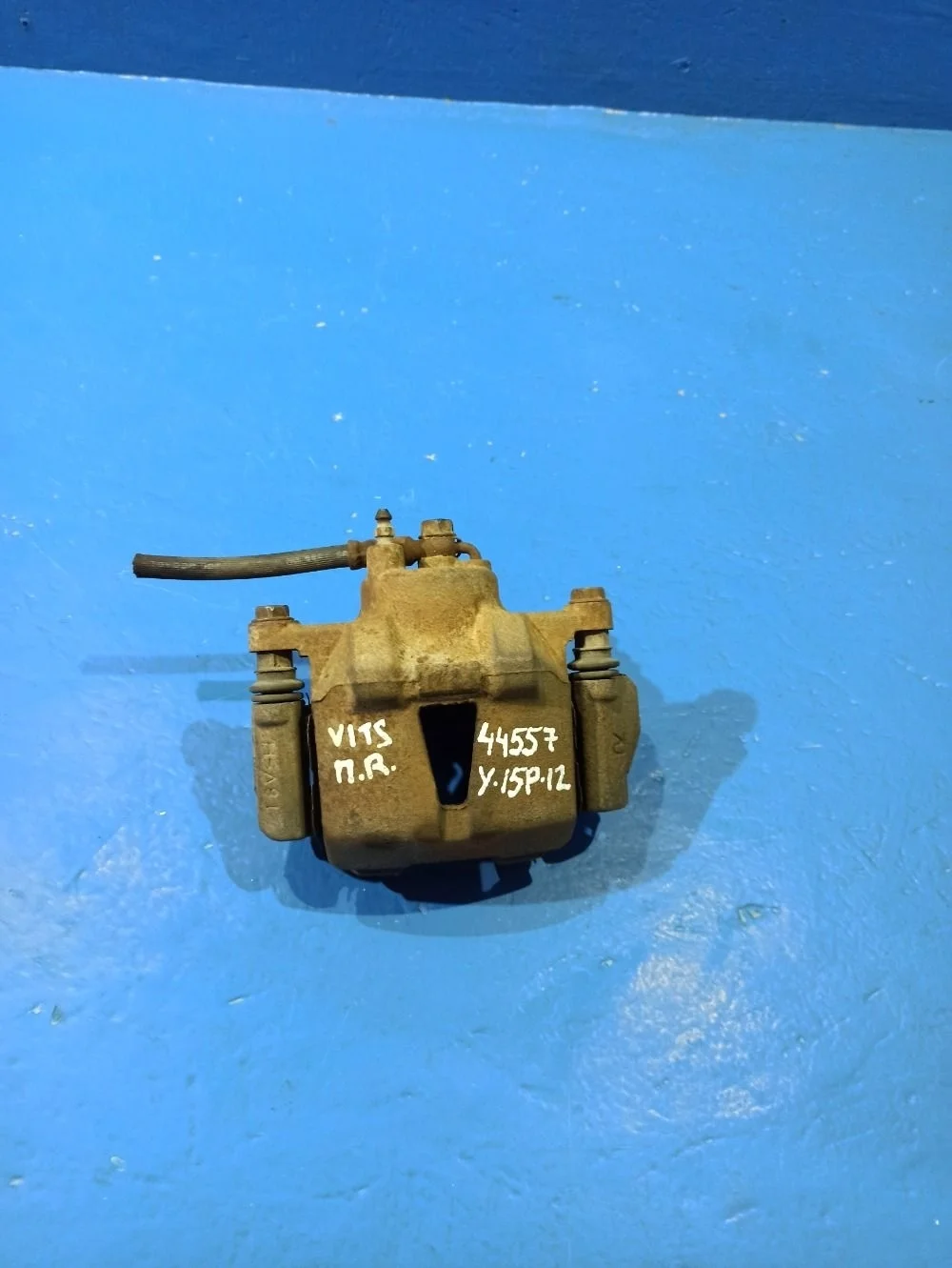 Суппорт тормозной Toyota Vitz SCP10