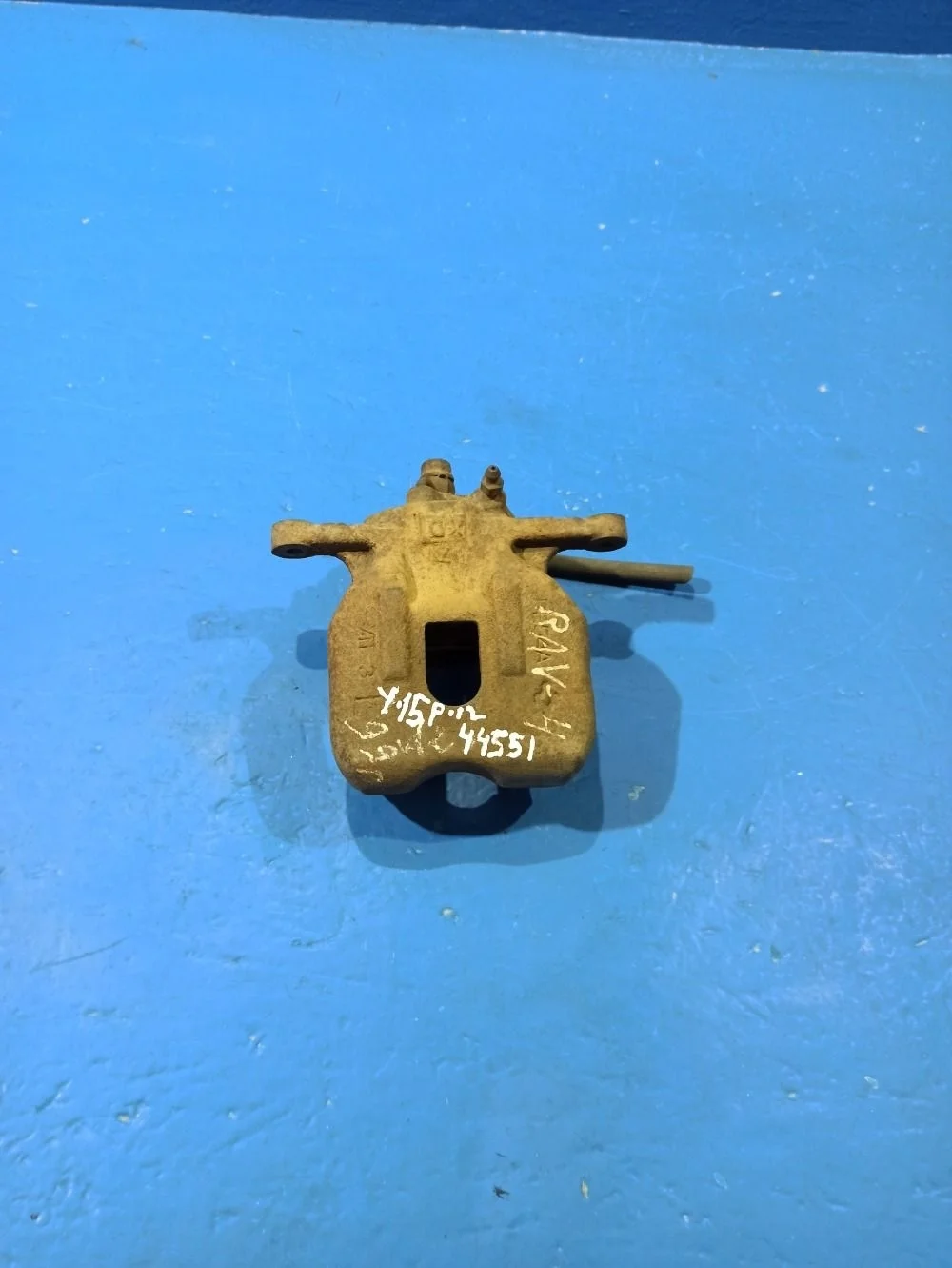 Суппорт тормозной передний левый Toyota RAV4 I (1994—2000)