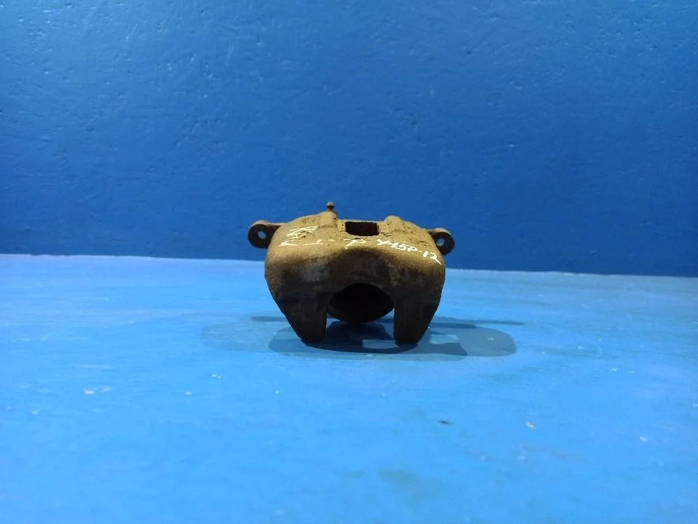 Суппорт тормозной передний правый Toyota RAV4 I (1994—2000)