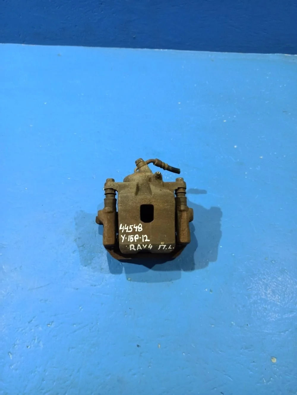 Суппорт  передний левый Toyota RAV 4 (20)