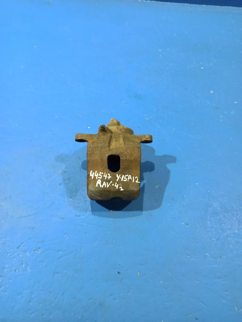 Суппорт  передний правый Toyota RAV 4 (20)