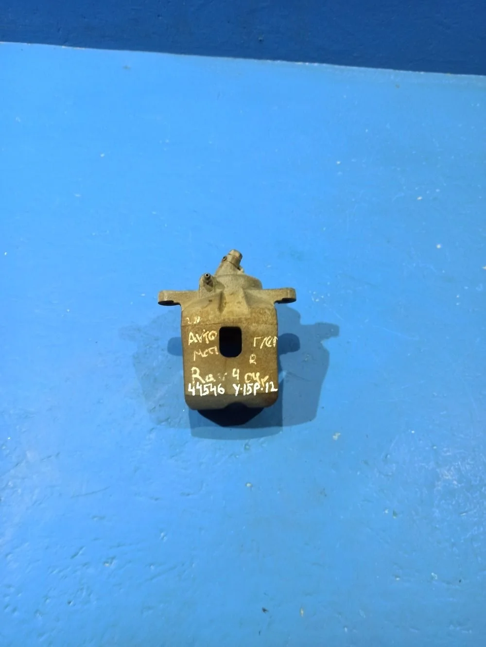 Суппорт  передний правый Toyota RAV 4 (20)