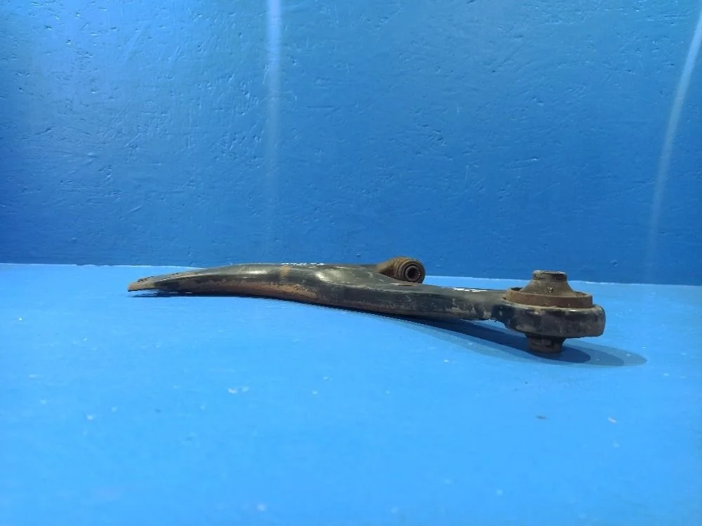 Рычаг передний левый нижний Toyota RAV4 II (2000—2003)