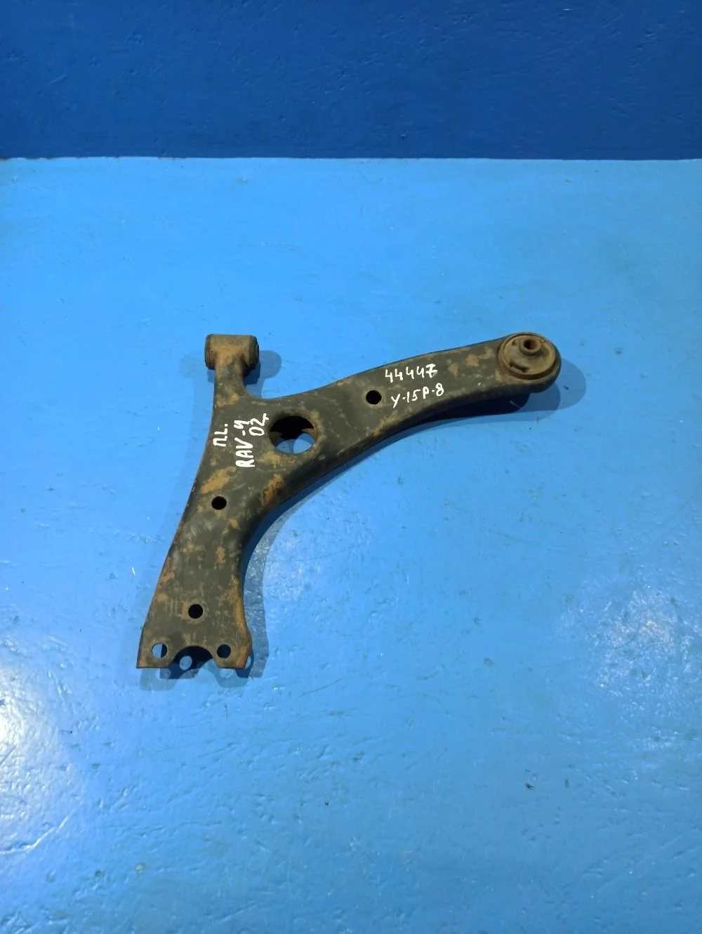 Рычаг передний левый нижний Toyota RAV4 II (2000—2003)