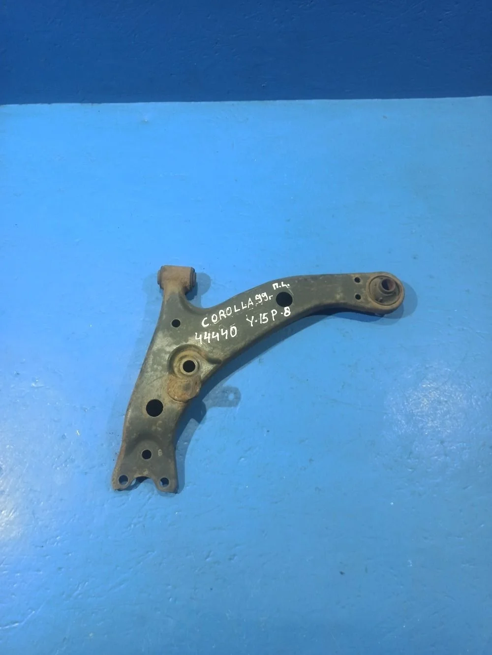 Рычаг передний левый нижний Toyota Corolla VIII рестайлинг (1997—2002)
