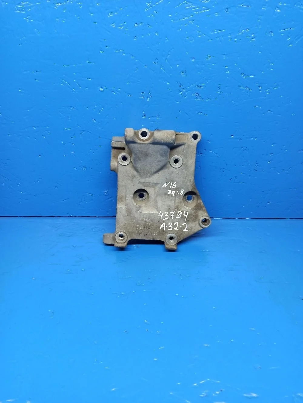 Кронштейн генератора Nissan Almera N16 рестайлинг (2002—2006)