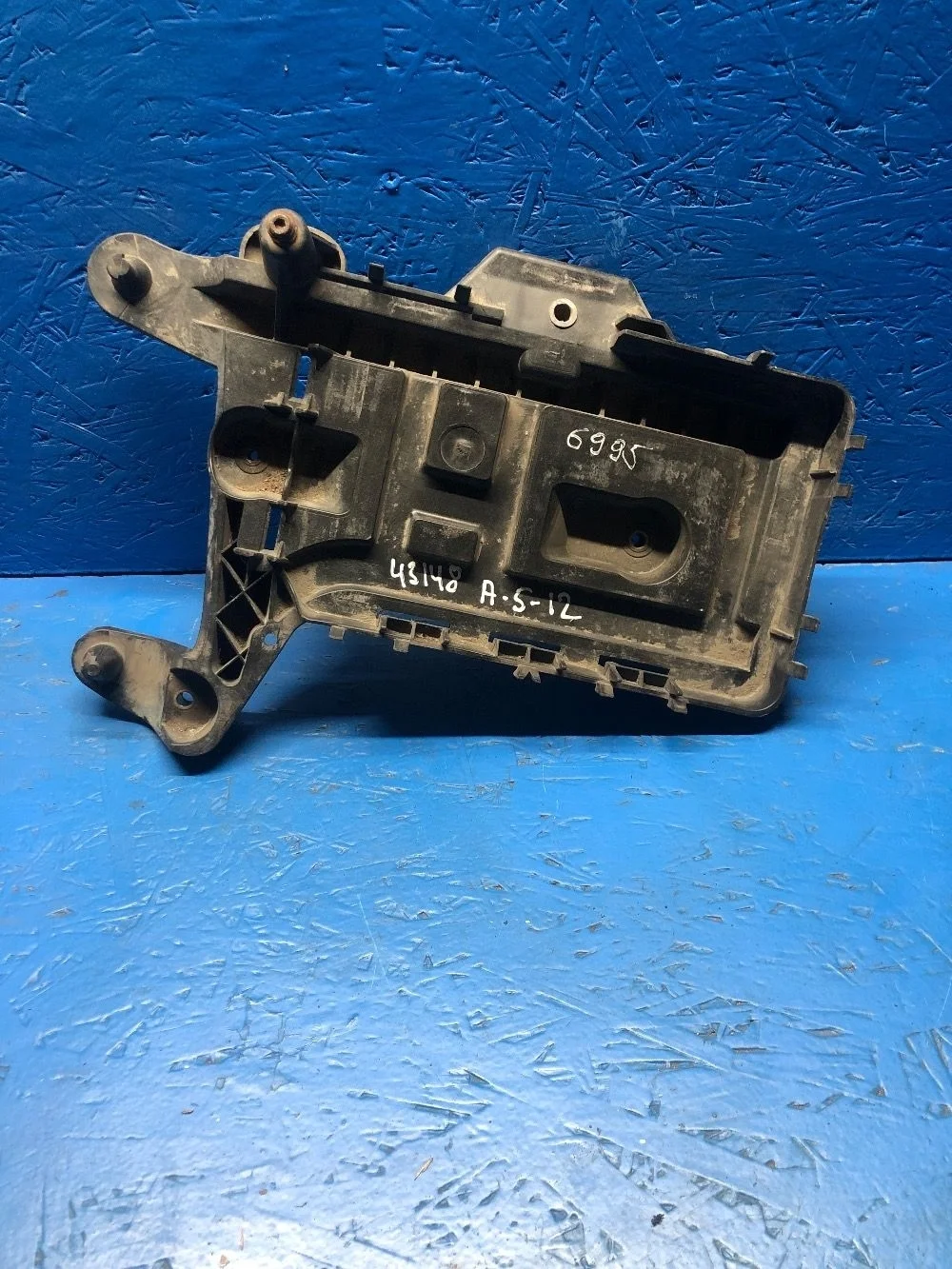 Полка аккумулятора Volkswagen Passat B6