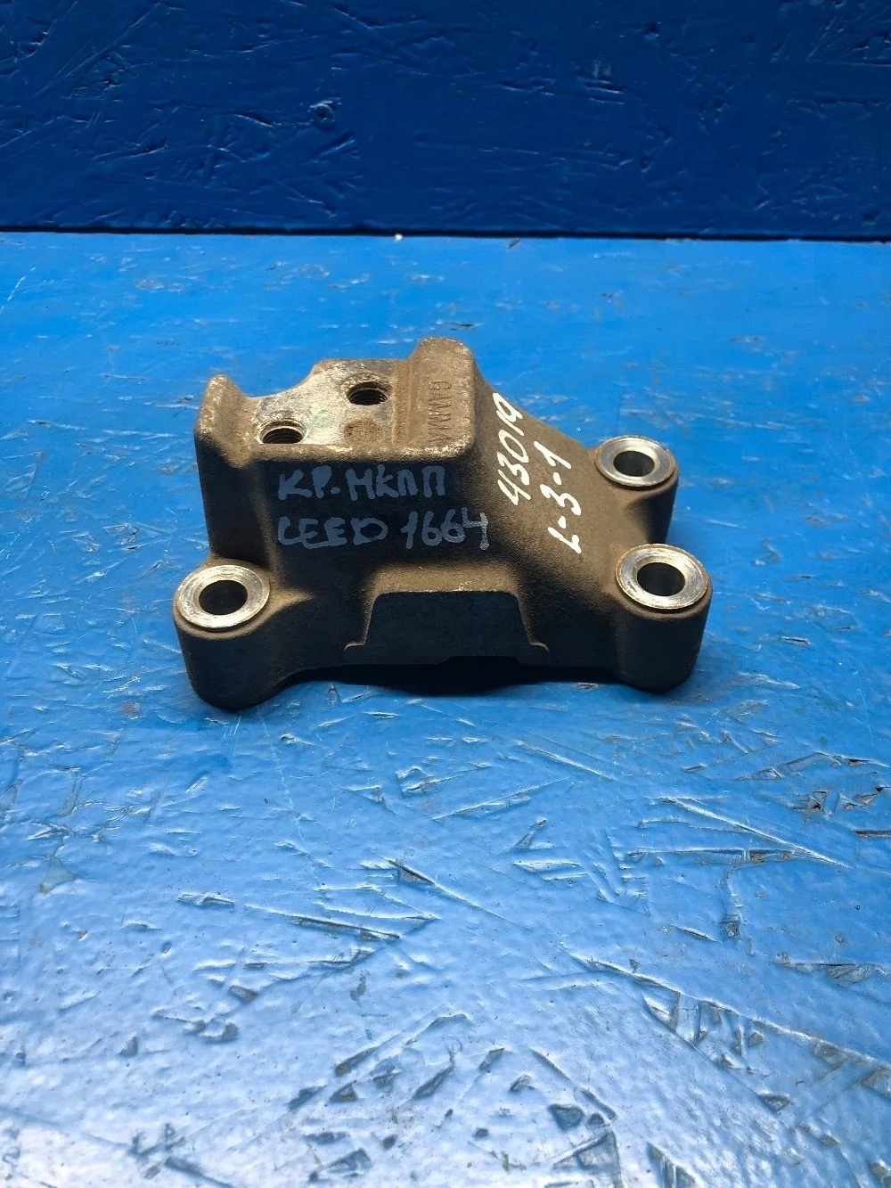 Кронштейн кпп левый KIA Ceed (ED) 2006- 2012