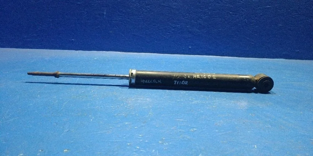 Амортизатор задний L=R Nissan Tiida C11 (2004—2012)