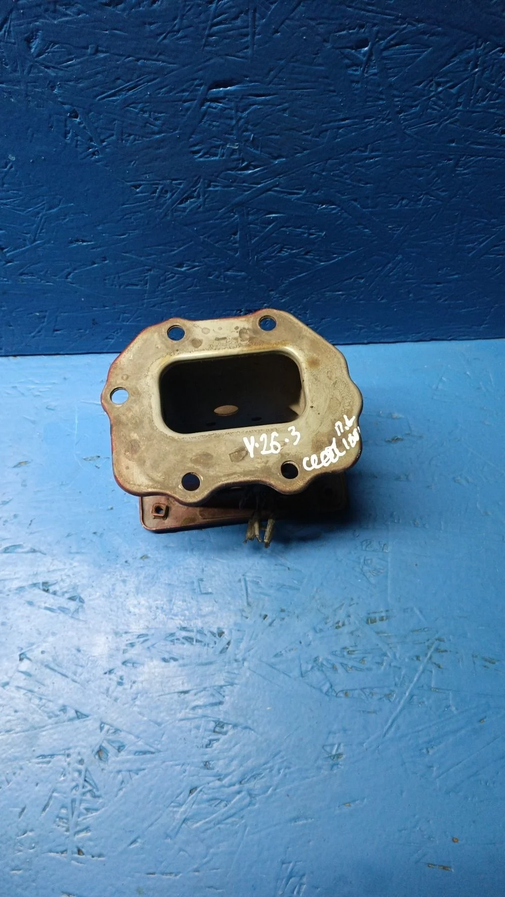 Кронштейн усилителя переднего бампера левый Kia Ceed ED (2006—2010)