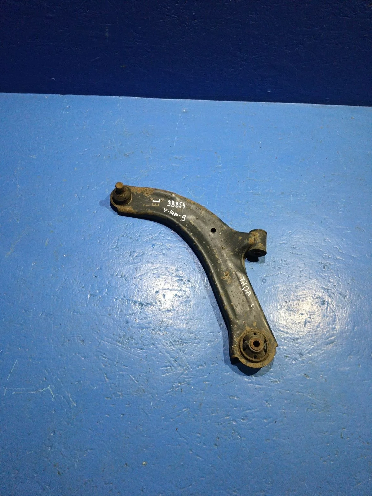 Рычаг передний левый нижний Nissan Tiida C11 (2004—2012)