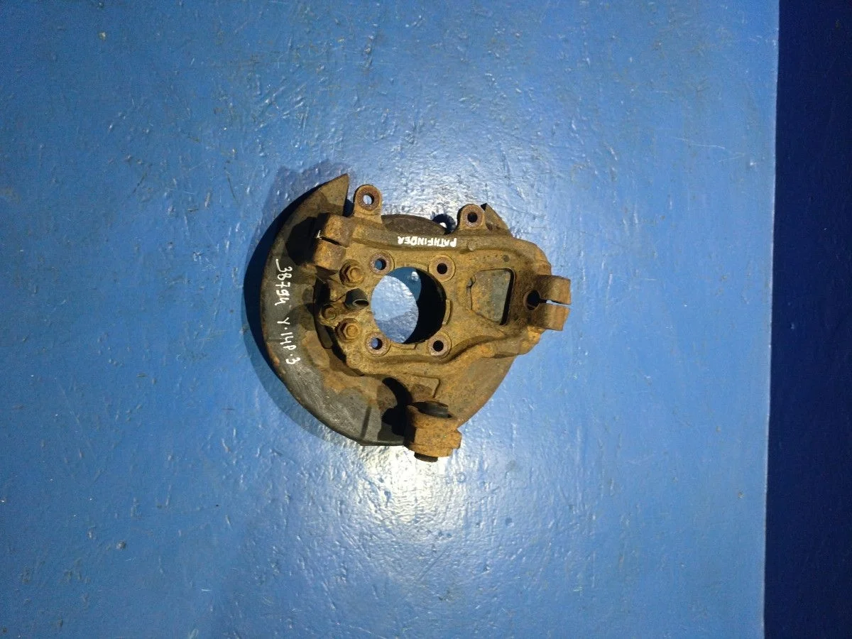 Кулак задний левый Nissan Pathfinder III