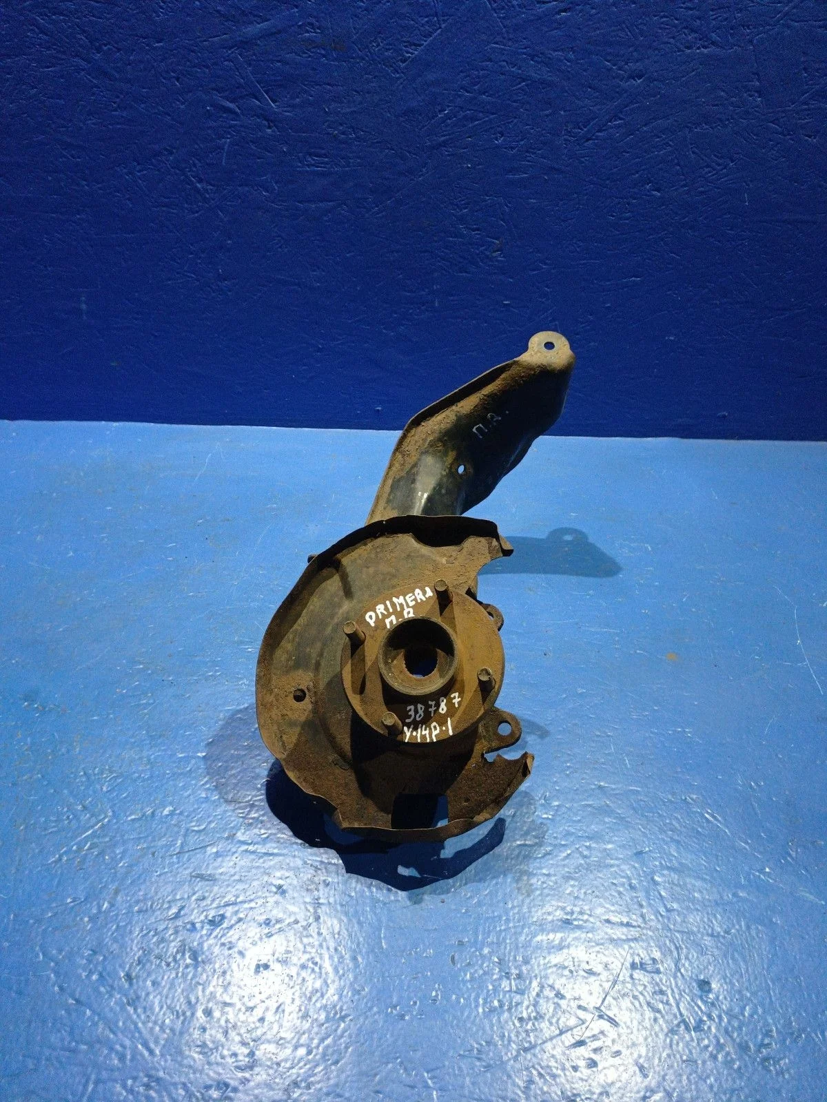 Кулак поворотный правый Nissan Primera P11 (1995—2000)