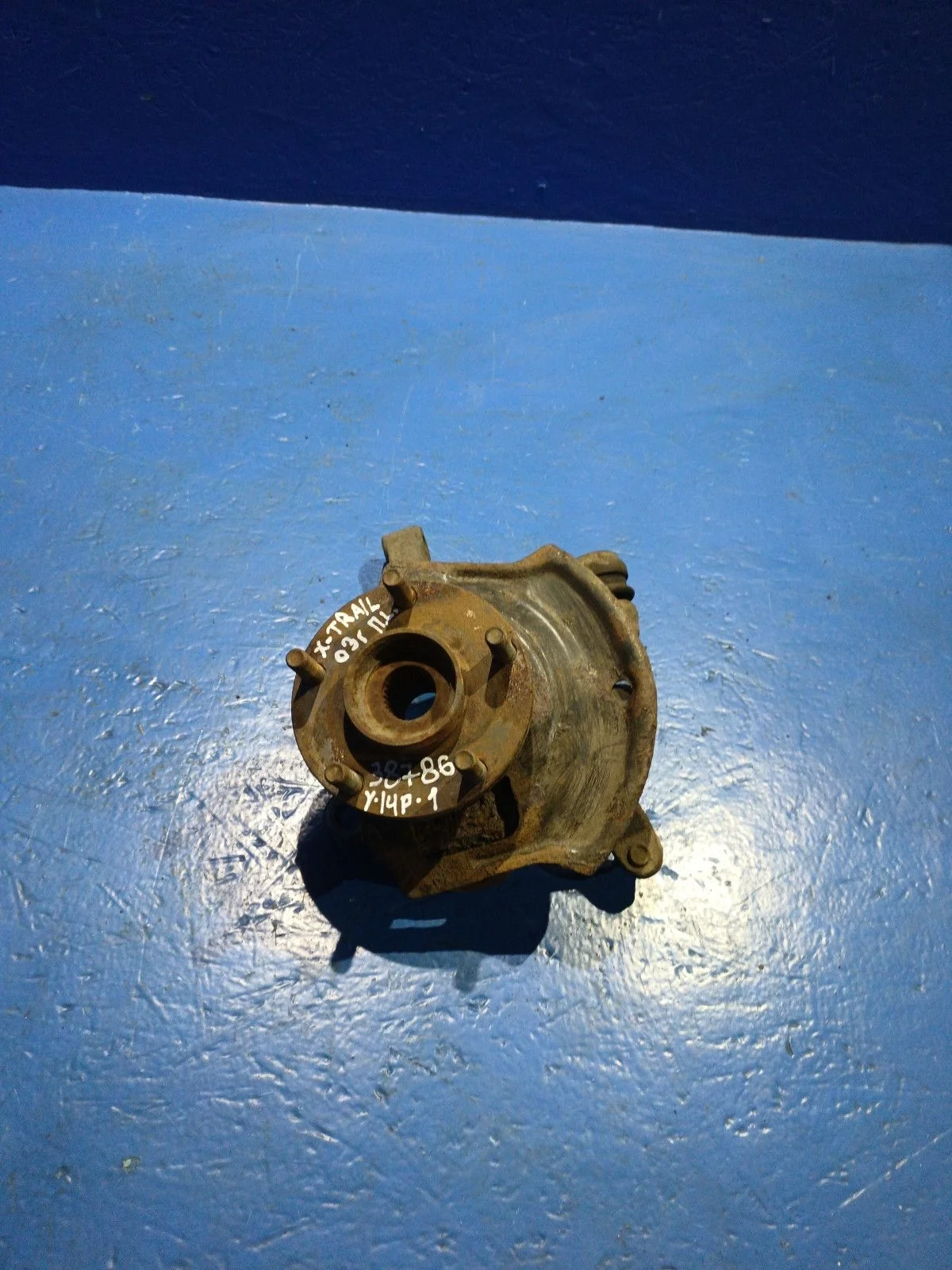 Кулак поворотный левый Nissan X-Trail I (2000—2007)