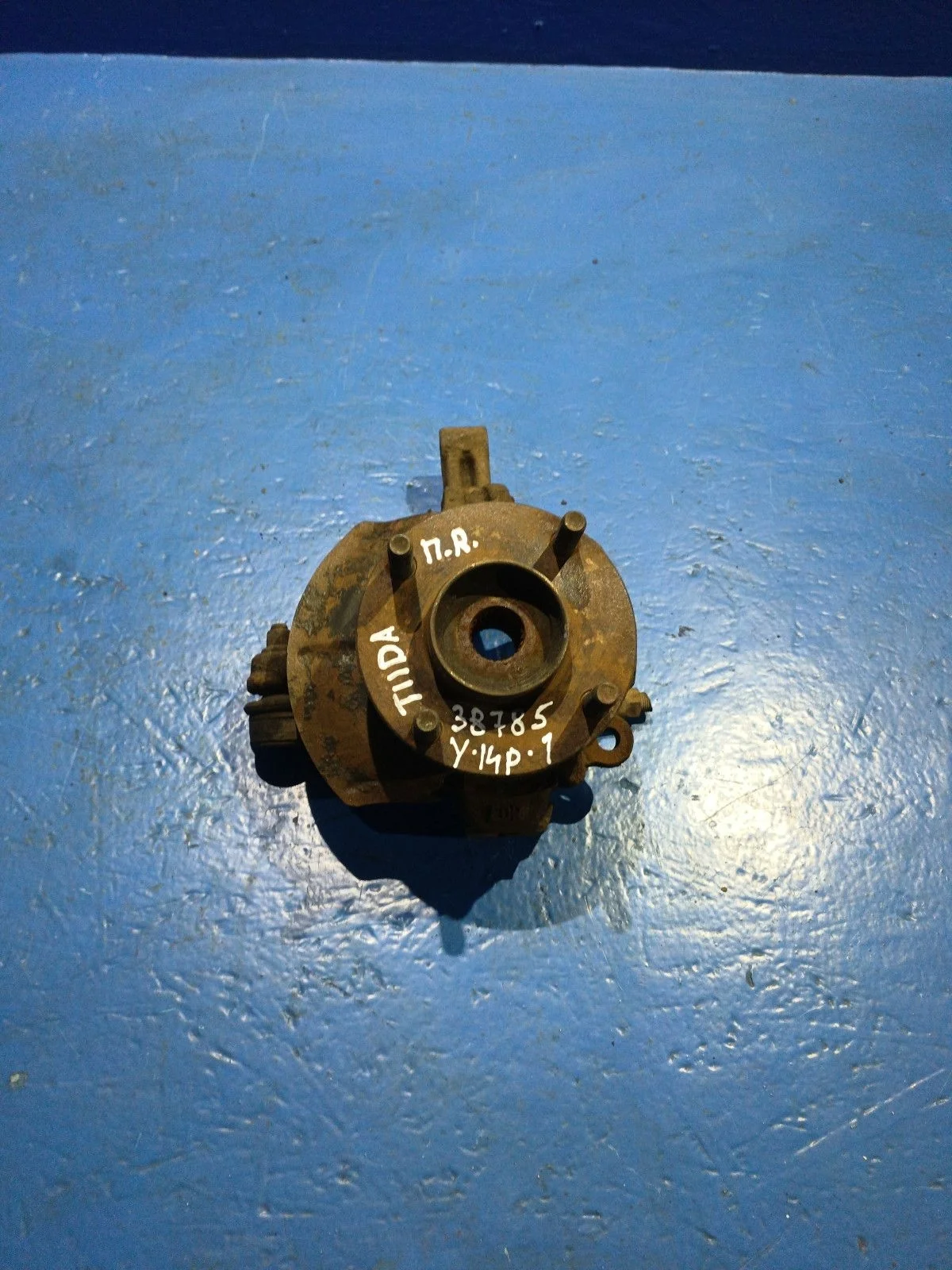 Кулак поворотный правый Nissan Tiida C11 (2004—2012)