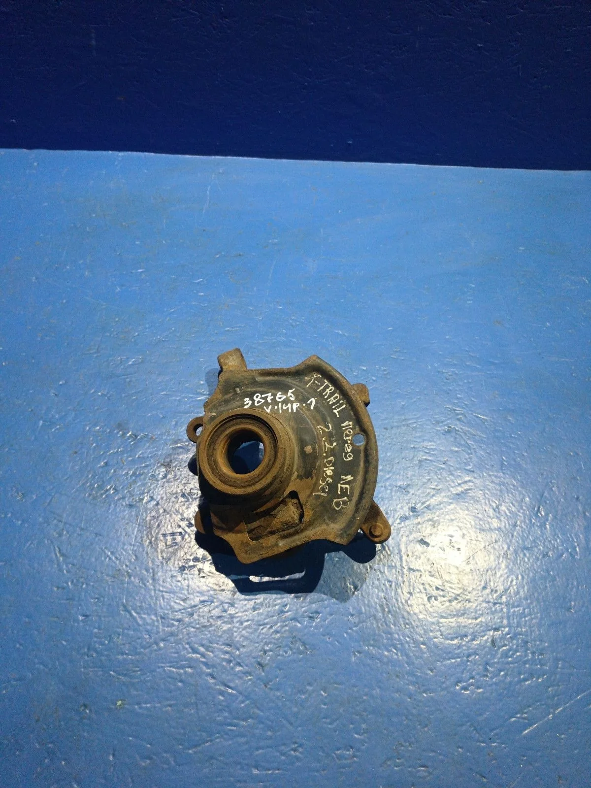 Кулак поворотный левый Nissan X-Trail I (2000—2007)