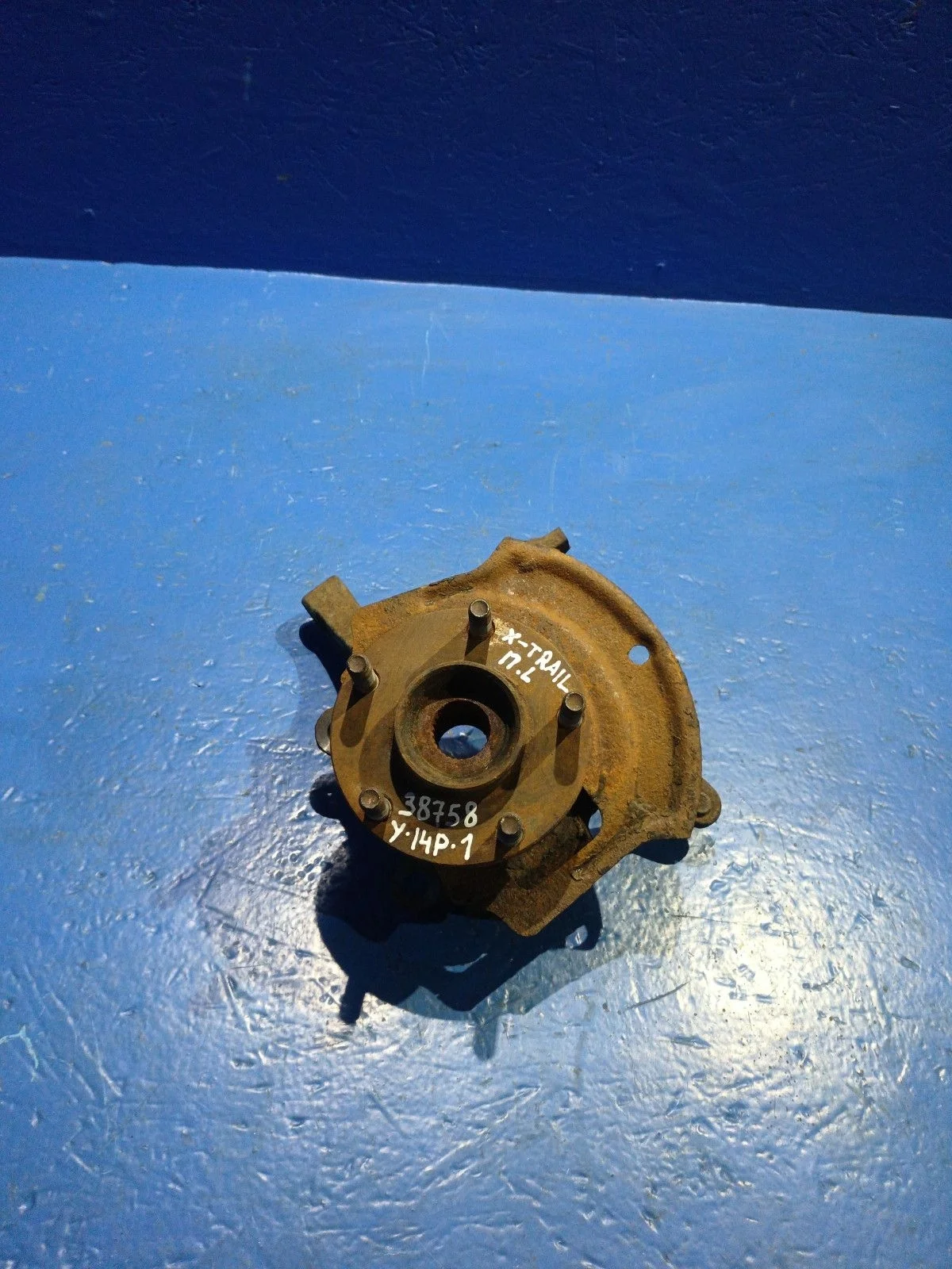 Кулак поворотный левый Nissan X-Trail I (2000—2007)