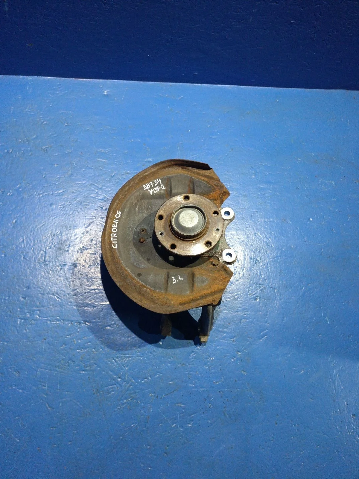 Кулак задний левый ( цапфа) Citroen C5 II (2008—2017)