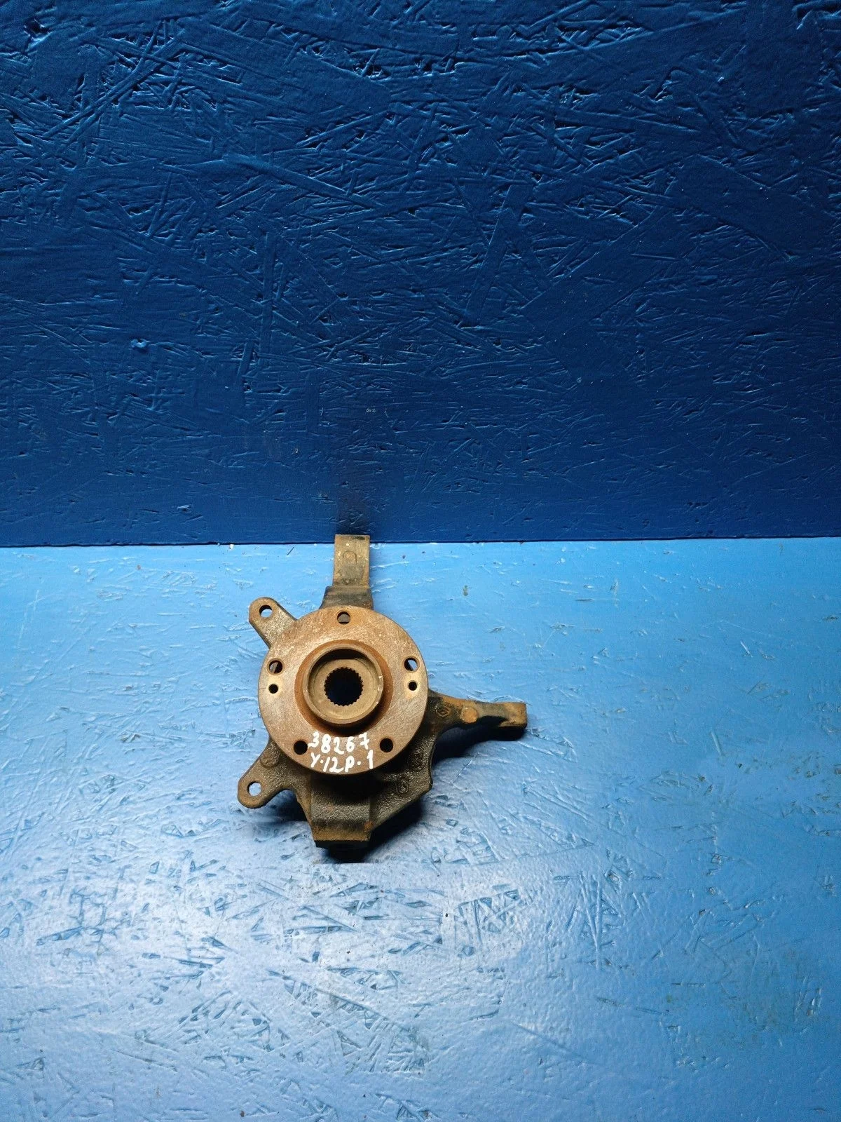 Кулак поворотный левый Renault Laguna II (2001—2005)