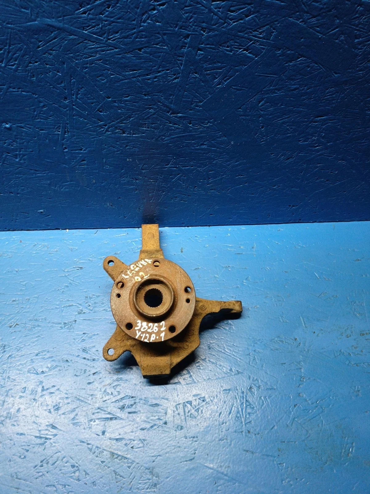 Кулак поворотный левый Renault Laguna II (2001—2005)