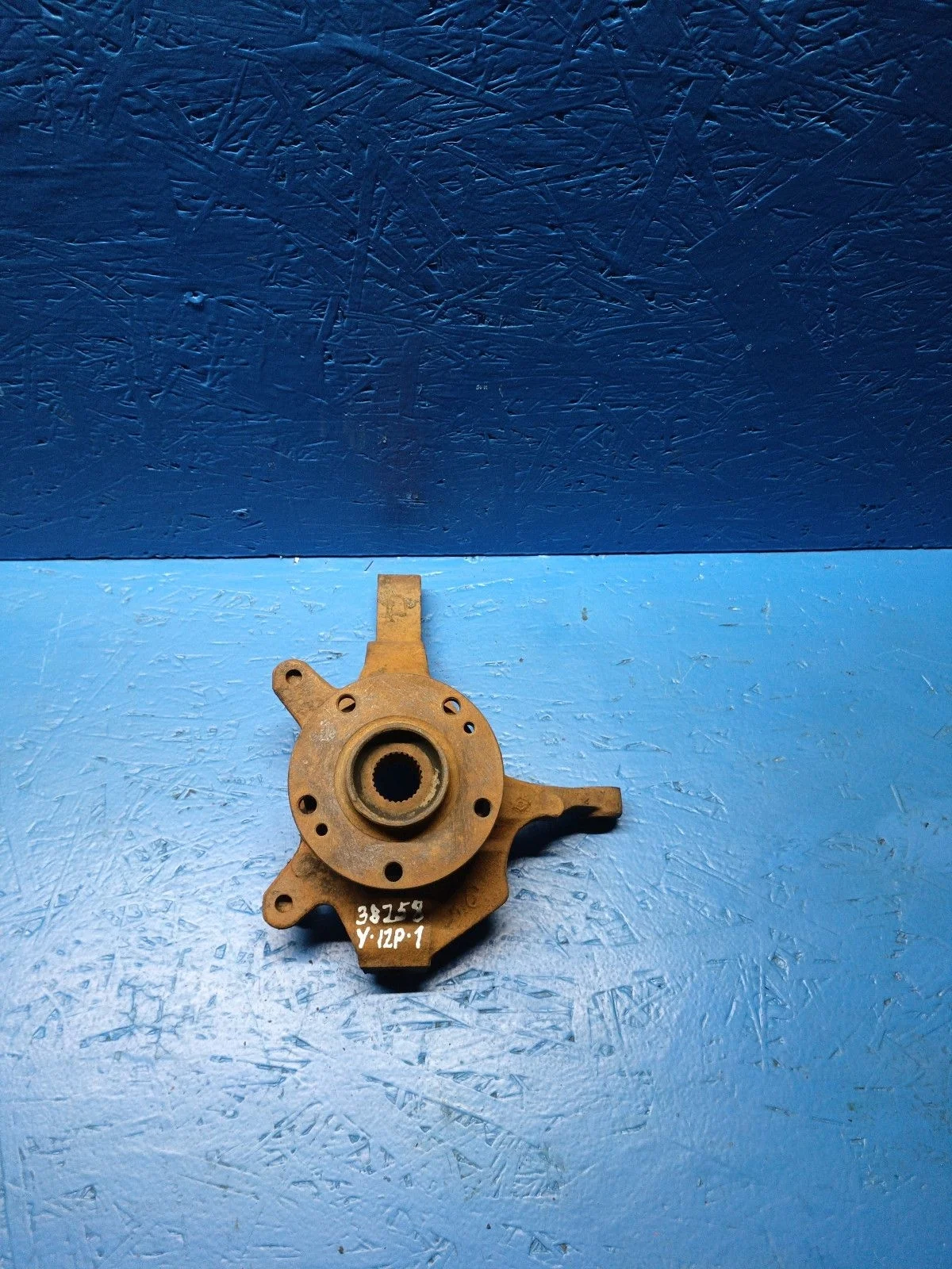 Кулак поворотный левый Renault Laguna II (2001—2005)