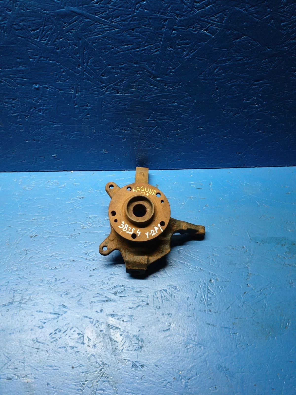 Кулак поворотный левый Renault Laguna II (2001—2005)