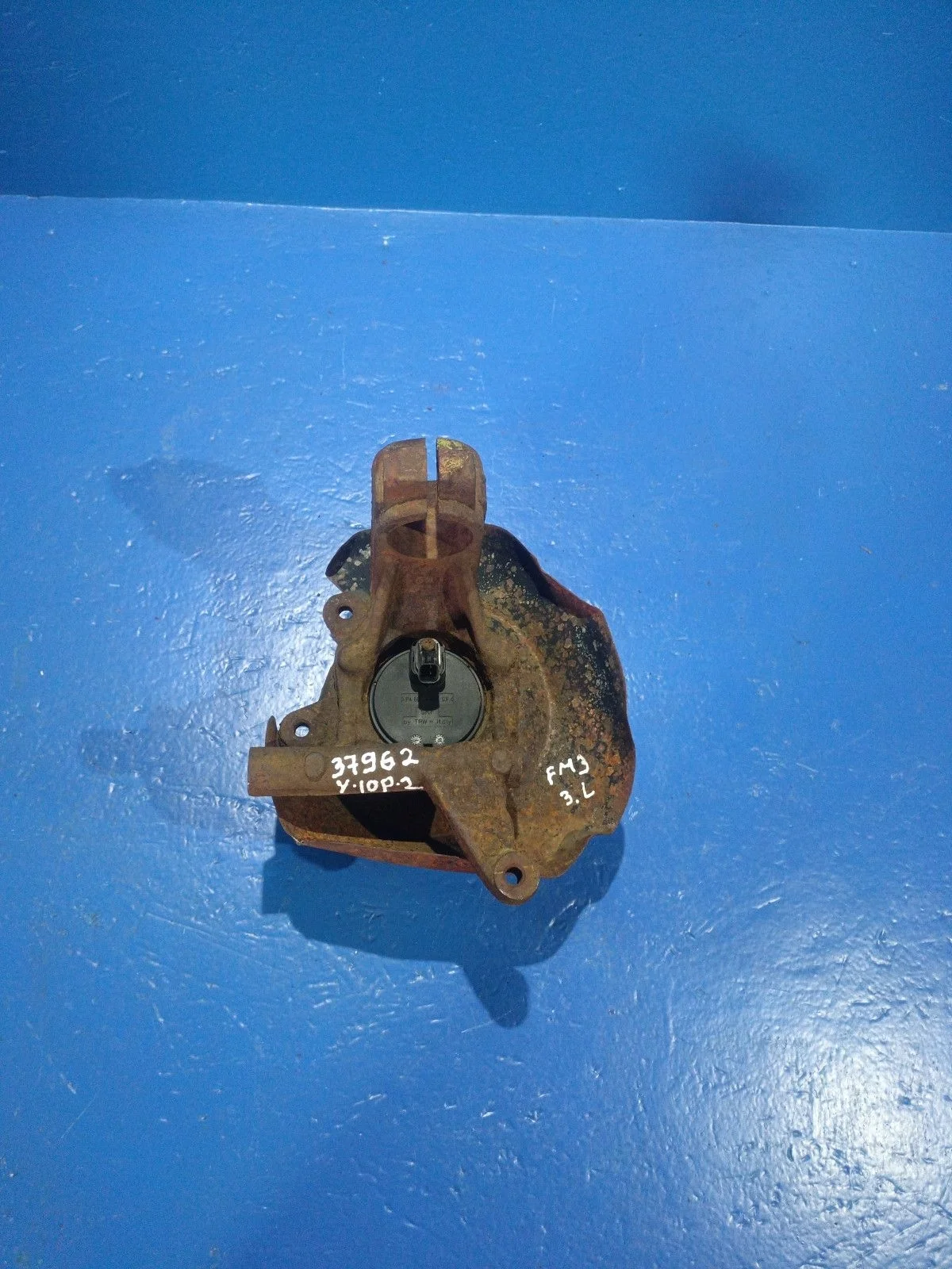 Кулак задний левый ( цапфа) Ford Mondeo III (2000—2003)