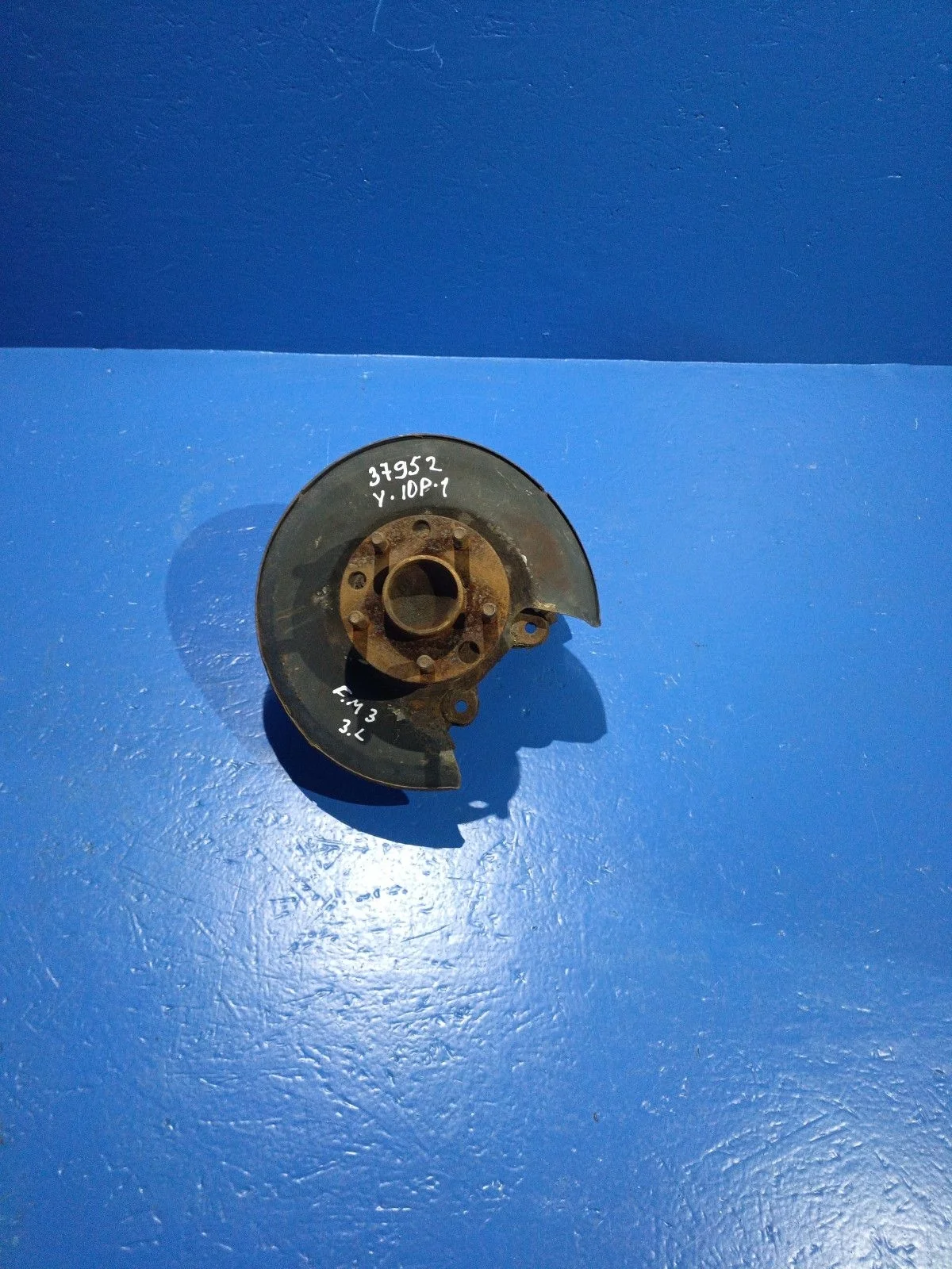 Кулак задний левый ( цапфа) Ford Mondeo III (2000—2003)