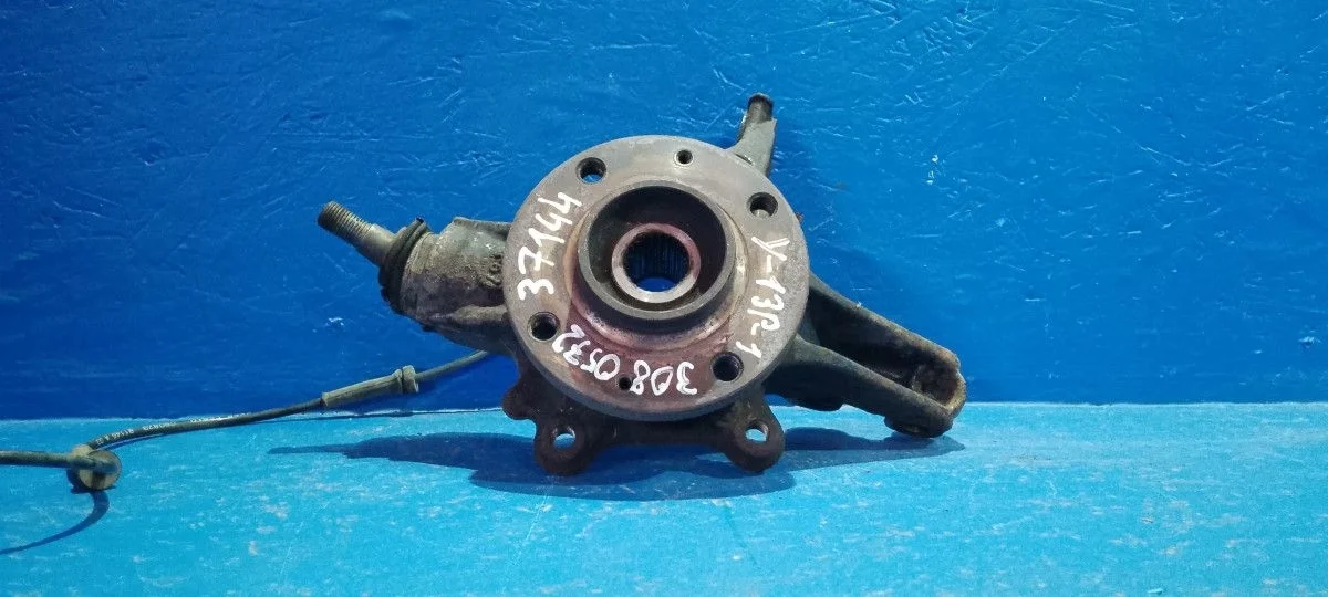 Кулак поворотный правый Peugeot 308 I (2007—2011)