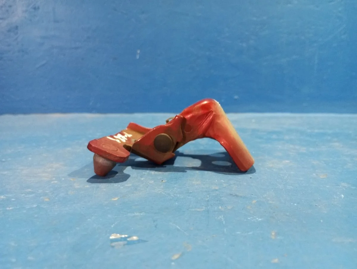 Петля двери передней правой нижняя Peugeot 308 I (2007—2011)