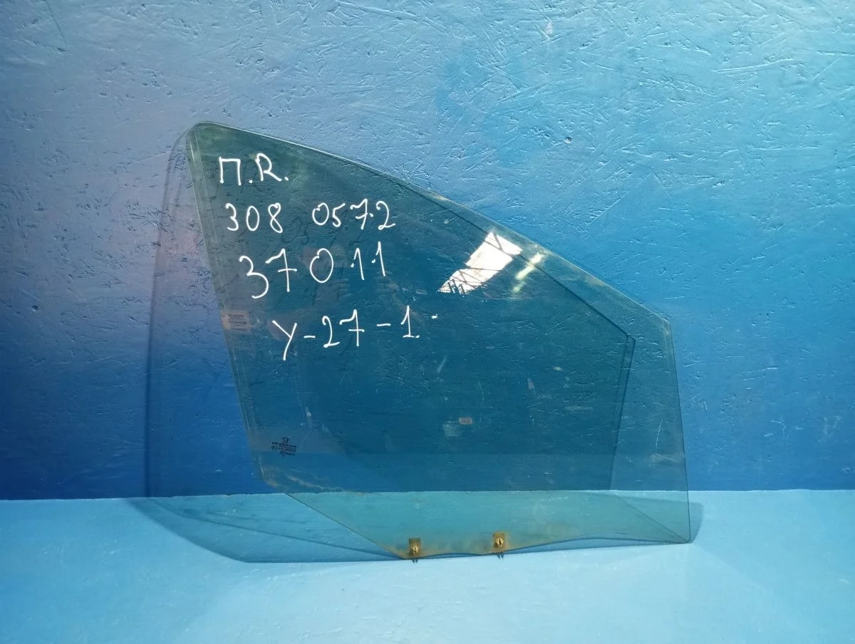 Стекло двери передней правой Peugeot 308 I (2007—2011)