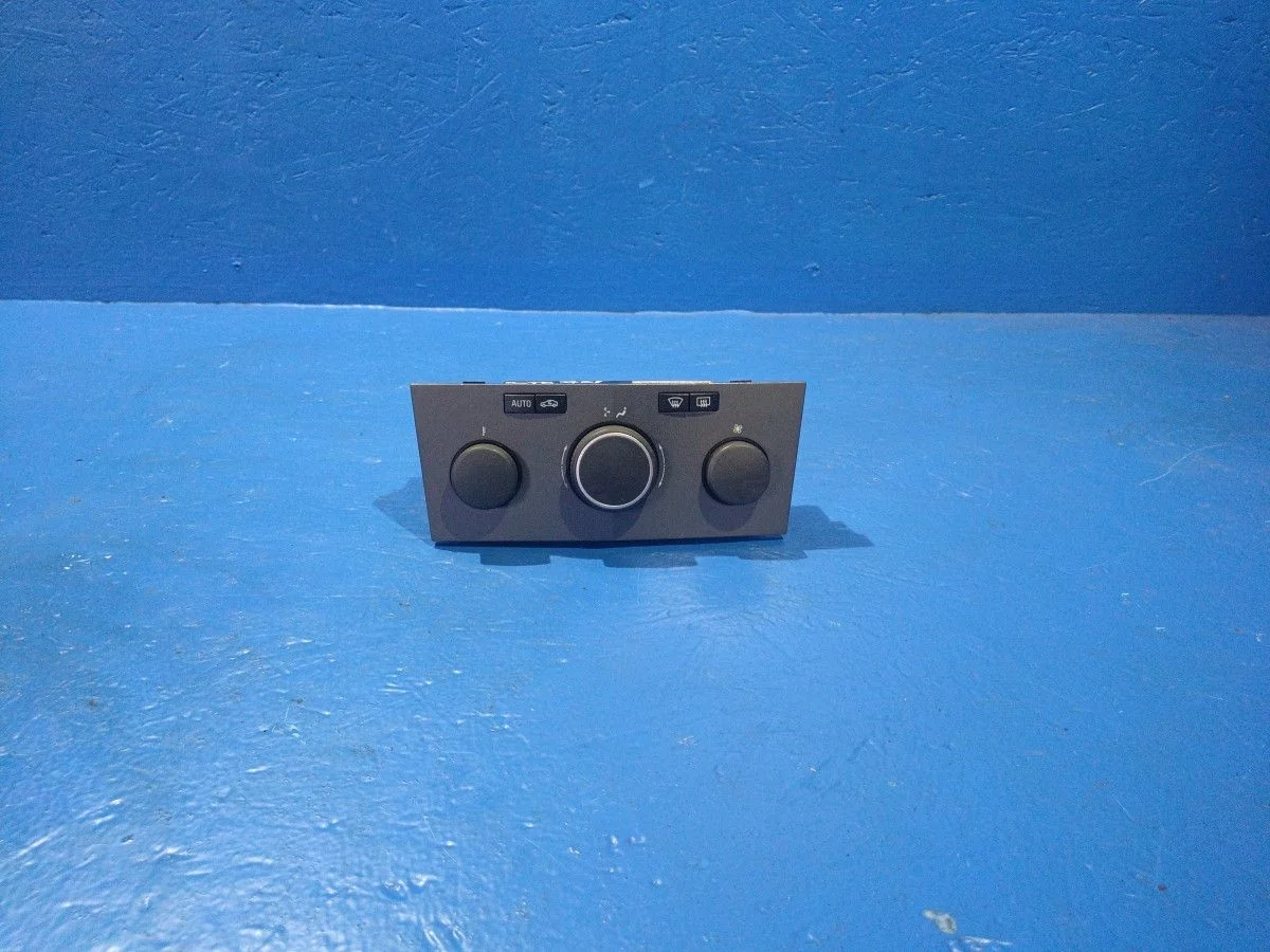 Блок управления отопителем Opel Astra GTC H (2004—2007)