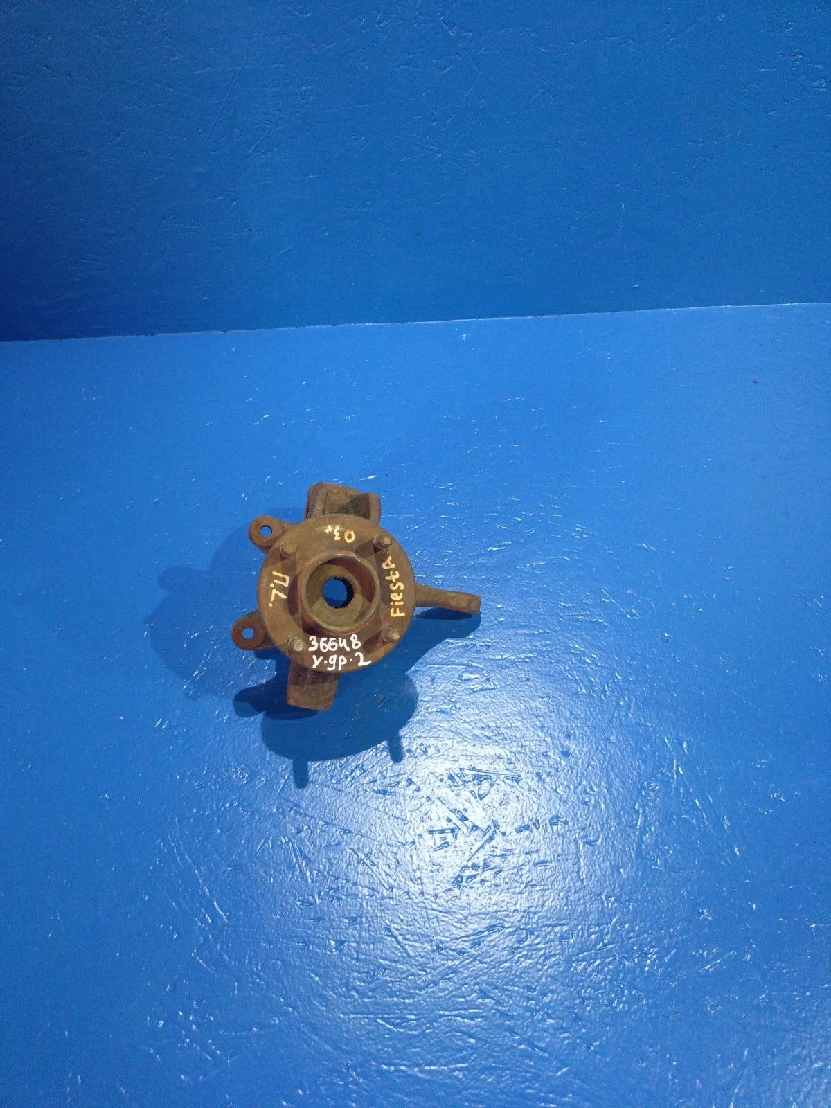 Кулак поворотный левый Ford Fusion I (2002—2005)