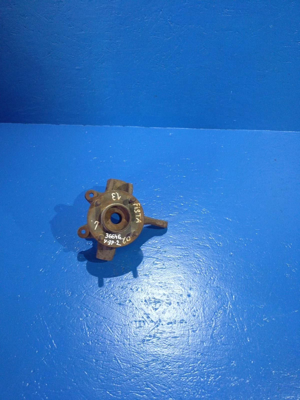 Кулак поворотный левый Ford Fusion I (2002—2005)