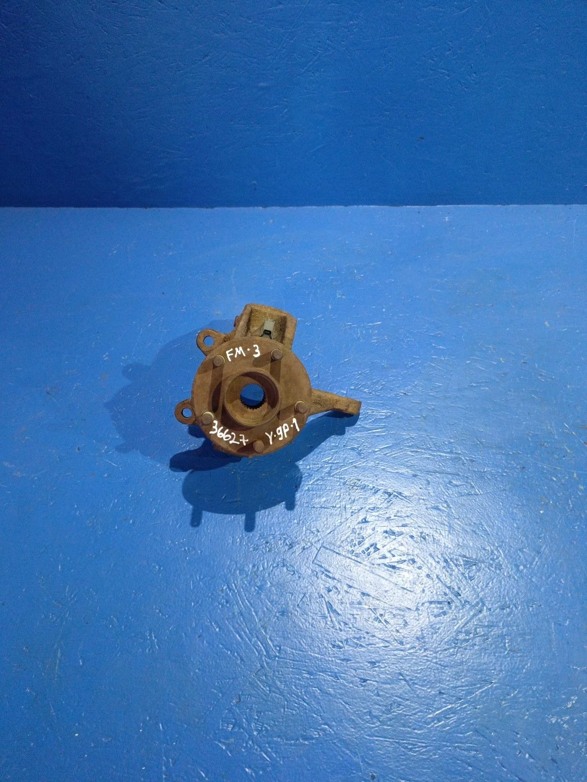 Кулак поворотный левый Ford Mondeo III (2000—2003)