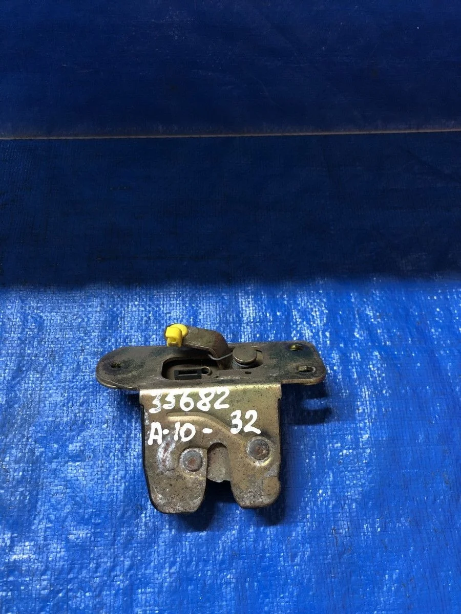 Замок багажника Mitsubishi Carisma I рестайлинг (1999—2004)